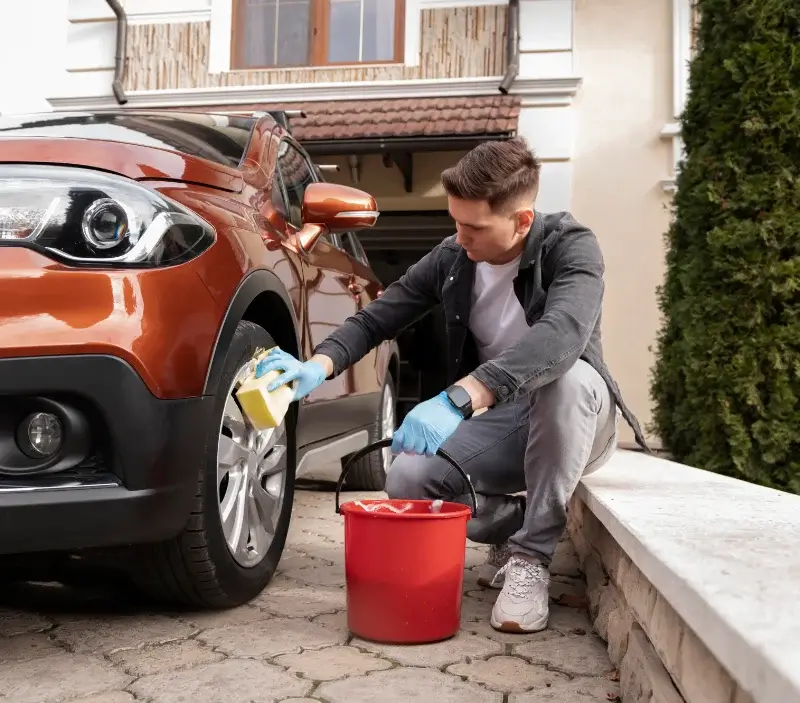 Lavage auto à domicile Villeneuve-lès-Bouloc : professionnel intervenant sur un véhicule